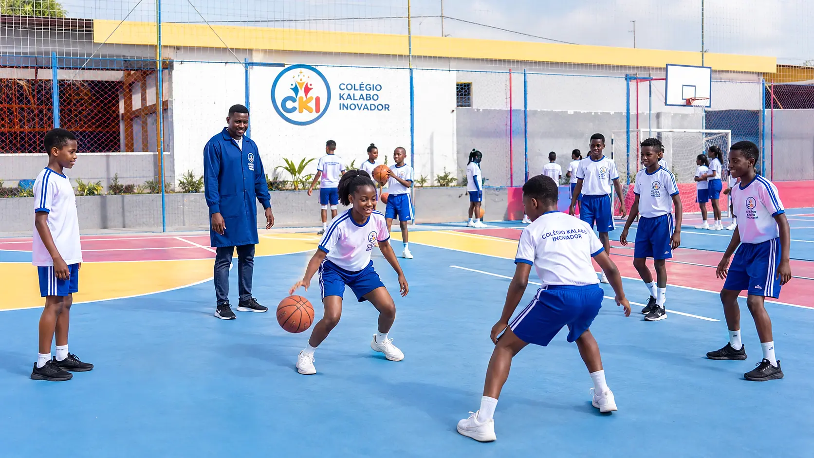 Alunos do CKI numa actividade de basquetebol no campo do colégio