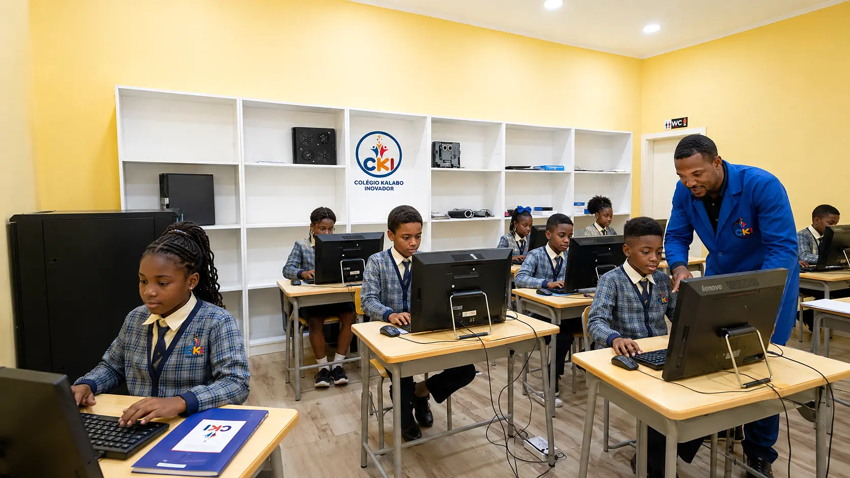 Alunos do CKI numa aula de informática acompanhados pelo professor